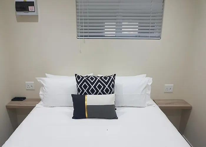 Sharon\'S House: Modern Self-Catering Rooms